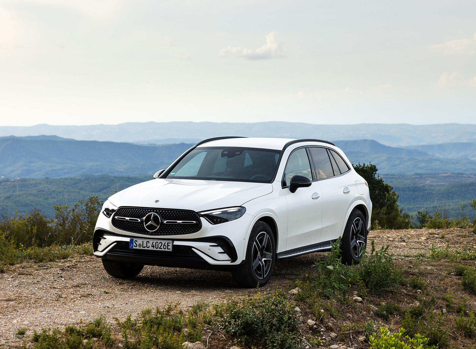 2023 Mercedes-Benz GLC 300de 4MATIC AMG Line (Color: MANUFAKTUR Diamond White Bright) Front Three-Quarter Wallpapers (9)