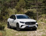 2023 Mercedes-Benz GLC 300de 4MATIC AMG Line (Color: MANUFAKTUR Diamond White Bright) Front Three-Quarter Wallpapers 150x120 (8)