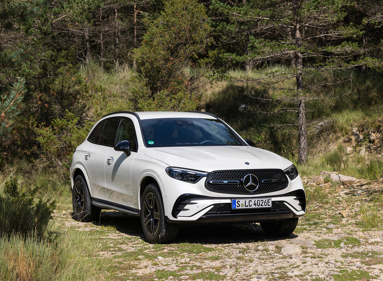 2023 Mercedes-Benz GLC 300de 4MATIC AMG Line (Color: MANUFAKTUR Diamond White Bright) Front Three-Quarter Wallpapers (8)