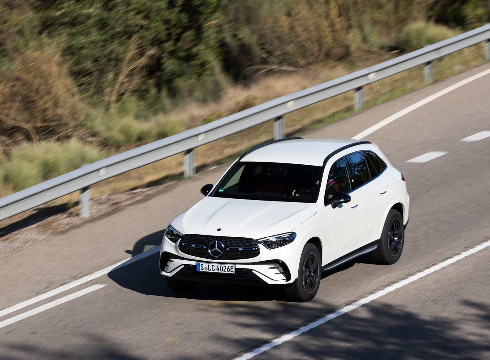 2023 Mercedes-Benz GLC 300de 4MATIC AMG Line (Color: MANUFAKTUR Diamond White Bright) Front Three-Quarter Wallpapers (5)