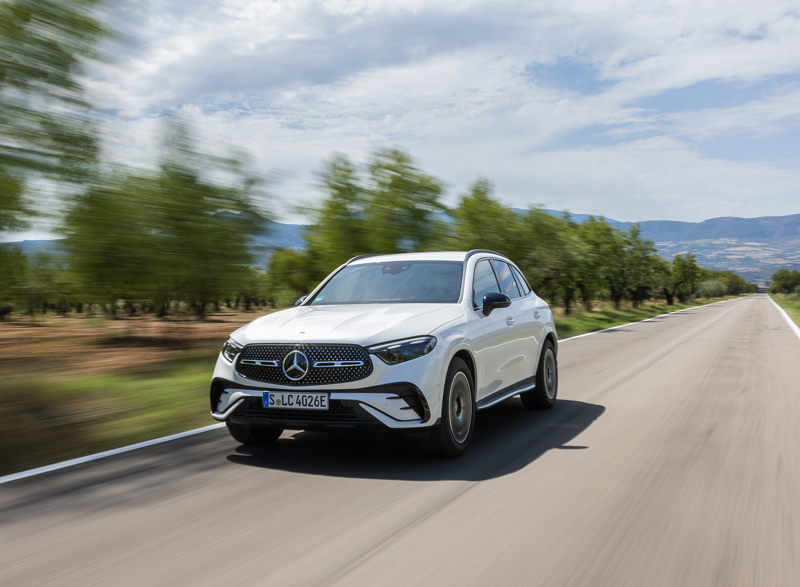 2023 Mercedes-Benz GLC 300de 4MATIC AMG Line (Color: MANUFAKTUR Diamond White Bright) Front Wallpapers #3 of 23