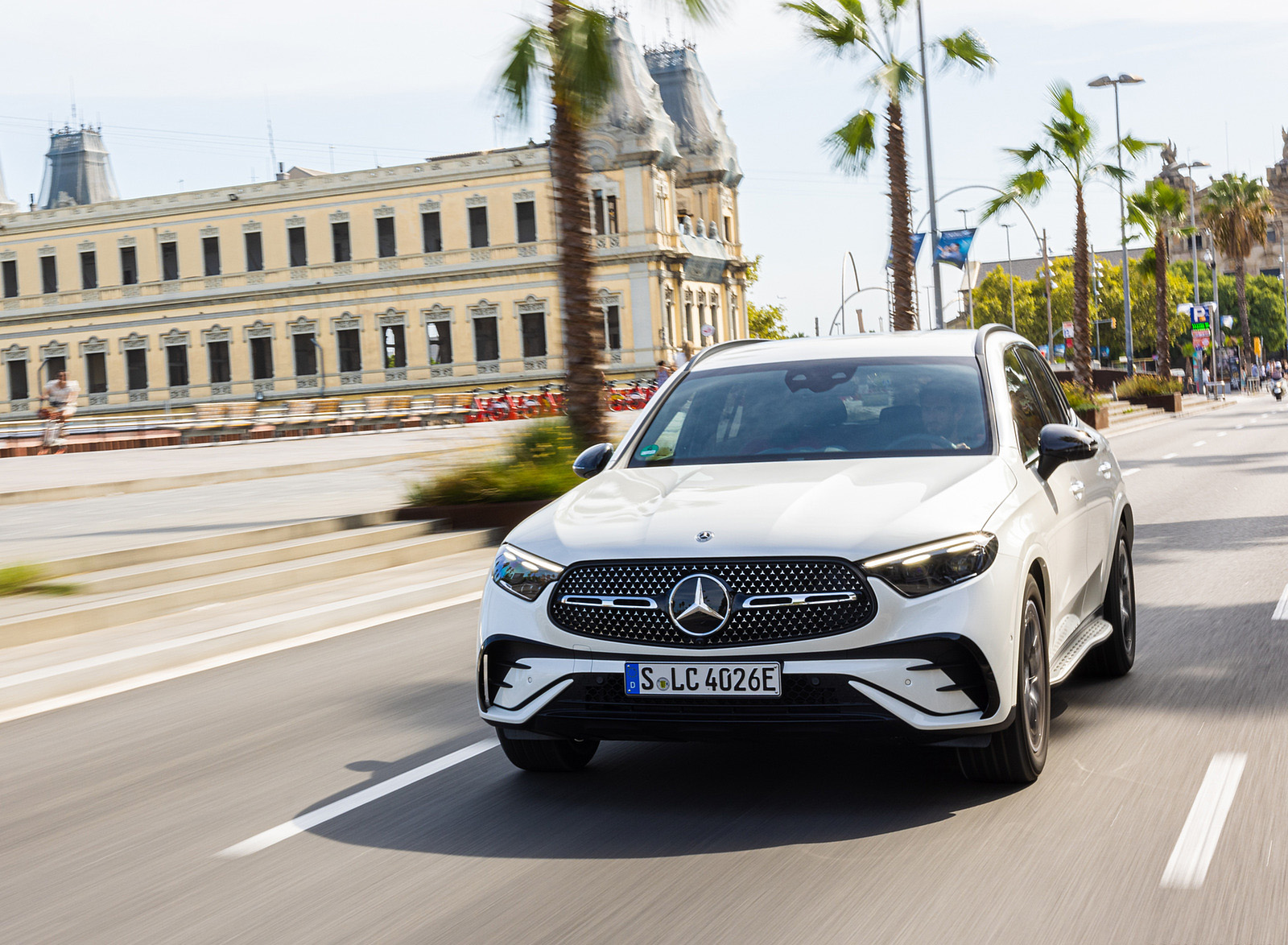 2023 Mercedes-Benz GLC 300de 4MATIC AMG Line (Color: MANUFAKTUR Diamond White Bright) Front Wallpapers  #1 of 23