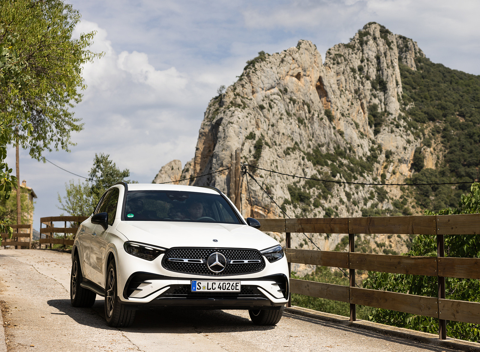 2023 Mercedes-Benz GLC 300de 4MATIC AMG Line (Color: MANUFAKTUR Diamond White Bright) Front Wallpapers #6 of 23