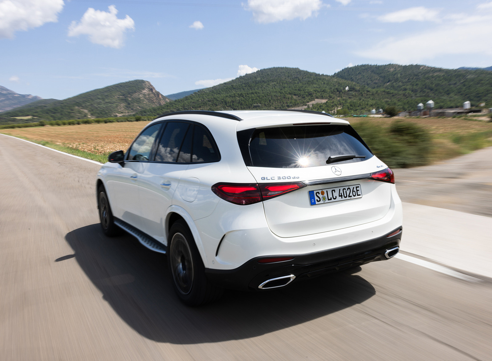 2023 Mercedes-Benz GLC 300de 4MATIC AMG Line (Color: MANUFAKTUR Diamond White Bright) Rear Three-Quarter Wallpapers  (2)