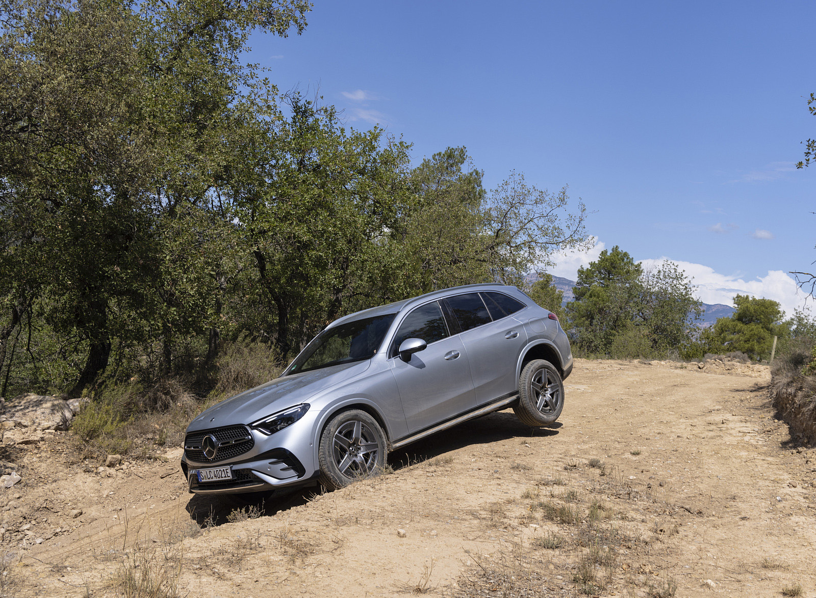 2023 Mercedes-Benz GLC 400e Plug-In Hybrid 4MATIC AMG Line (Color: High-Tech Silver) Off-Road Wallpapers #56 of 61