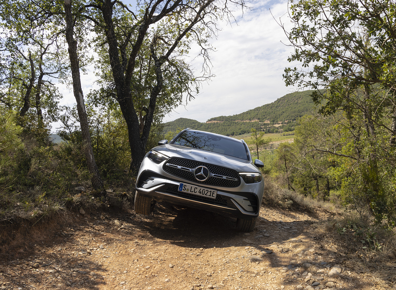 2023 Mercedes-Benz GLC 400e Plug-In Hybrid 4MATIC AMG Line (Color: High-Tech Silver) Off-Road Wallpapers #54 of 61