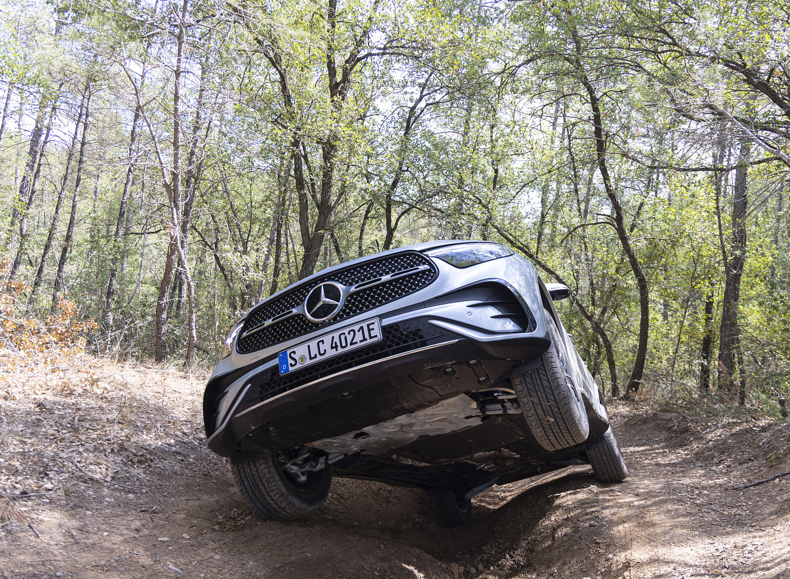2023 Mercedes-Benz GLC 400e Plug-In Hybrid 4MATIC AMG Line (Color: High-Tech Silver) Off-Road Wallpapers #53 of 61