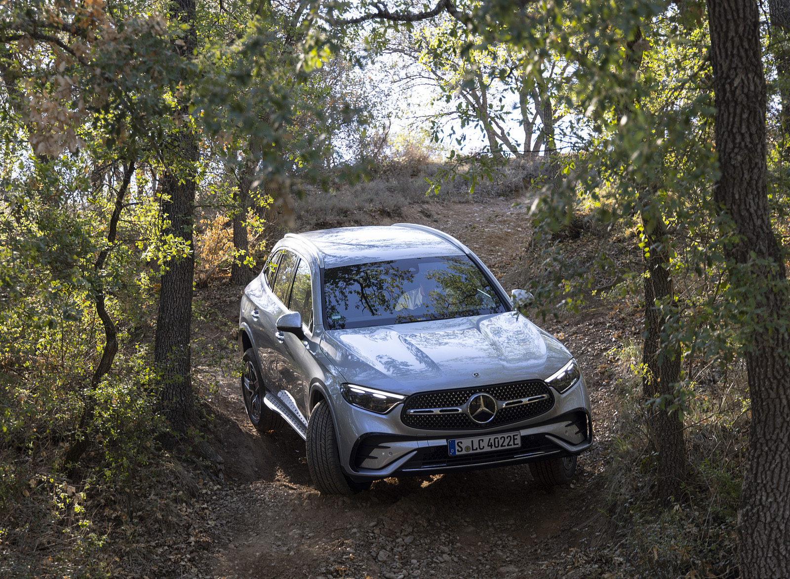 2023 Mercedes-Benz GLC 400e Plug-In Hybrid 4MATIC AMG Line (Color: High-Tech Silver) Off-Road Wallpapers #45 of 61