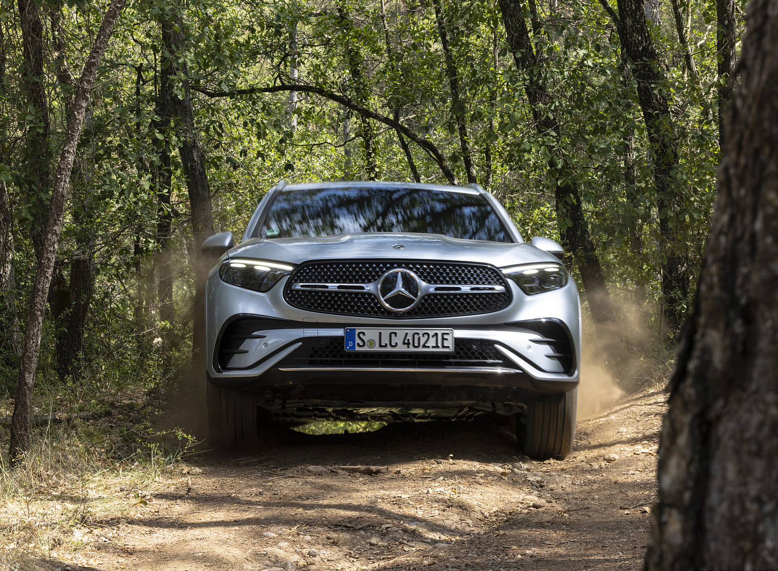 2023 Mercedes-Benz GLC 400e Plug-In Hybrid 4MATIC AMG Line (Color: High-Tech Silver) Off-Road Wallpapers #51 of 61