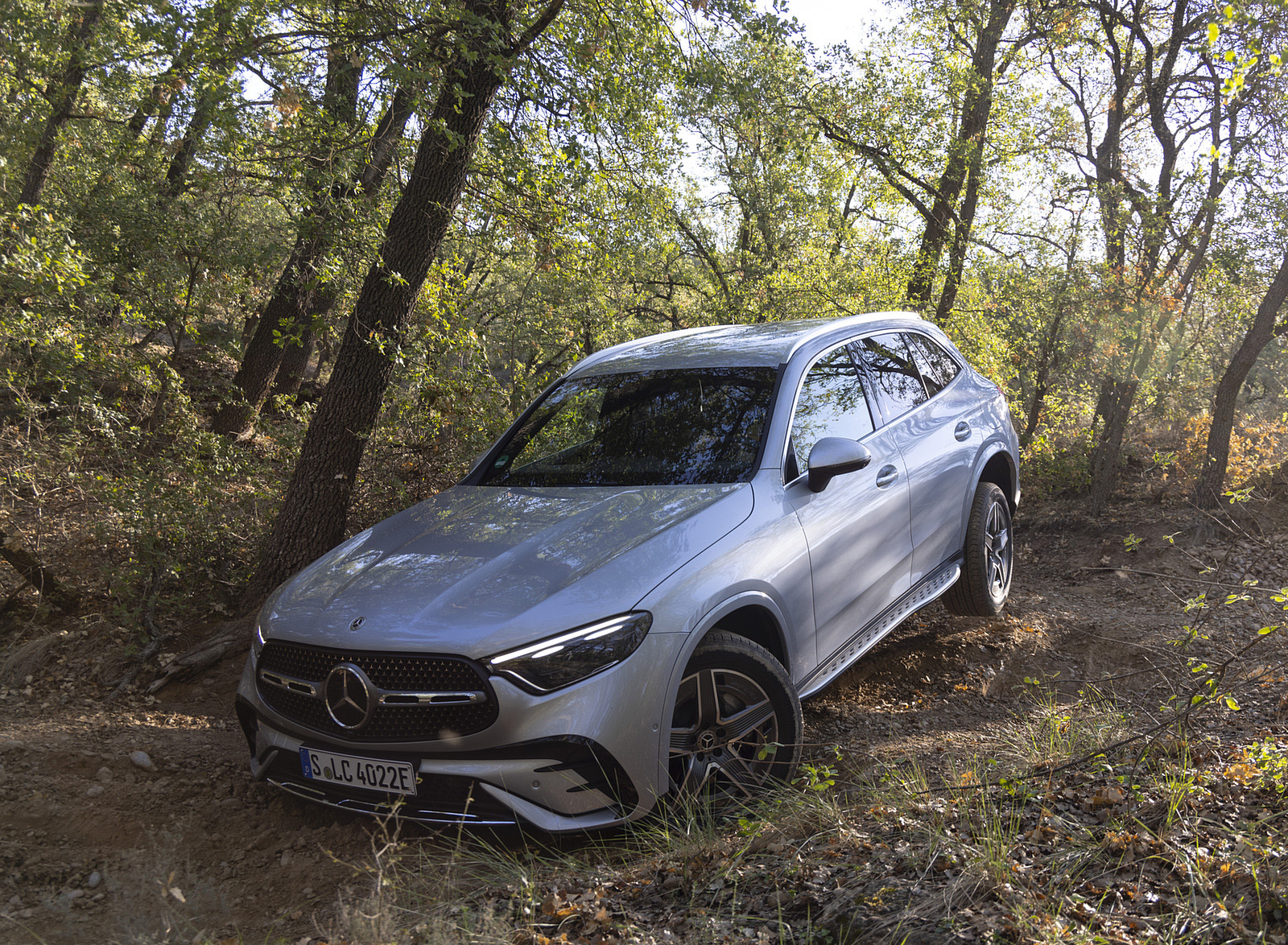 2023 Mercedes-Benz GLC 400e Plug-In Hybrid 4MATIC AMG Line (Color: High-Tech Silver) Off-Road Wallpapers #44 of 61
