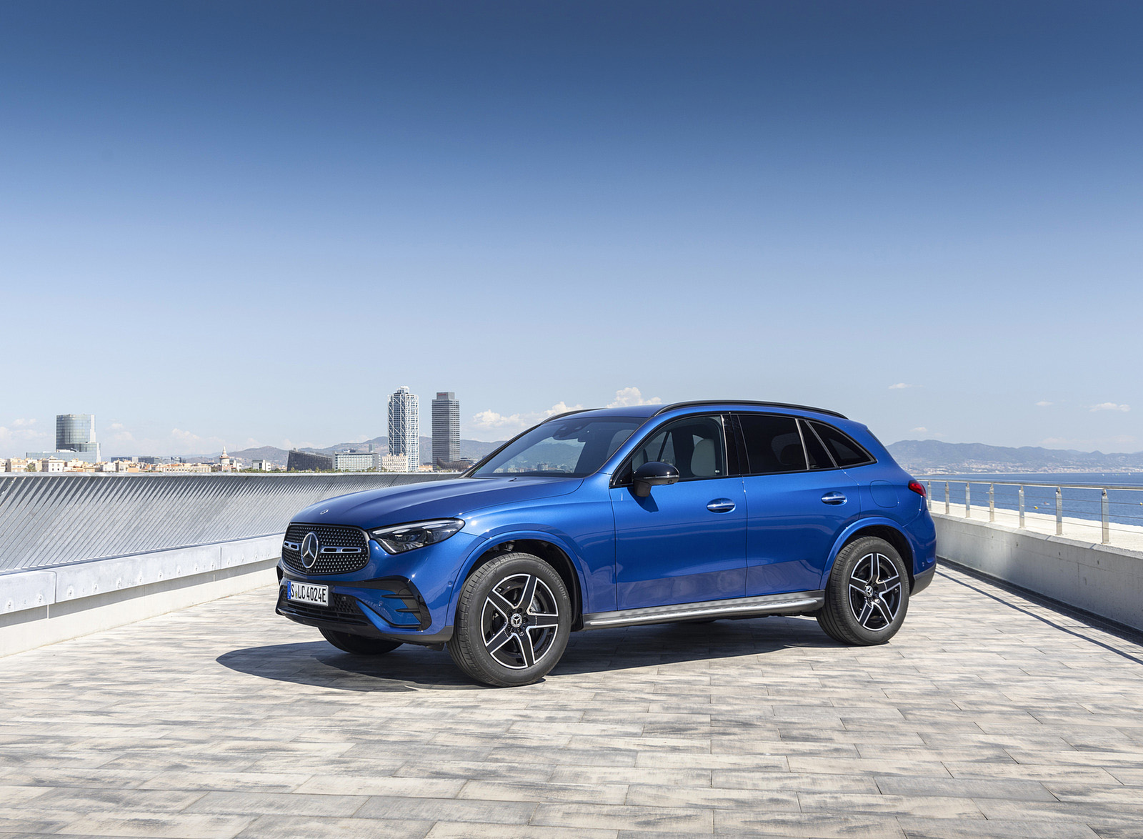 2023 Mercedes-Benz GLC 400e Plug-In Hybrid 4MATIC AMG Line (Color: Spectral Blue) Front Three-Quarter Wallpapers (9)