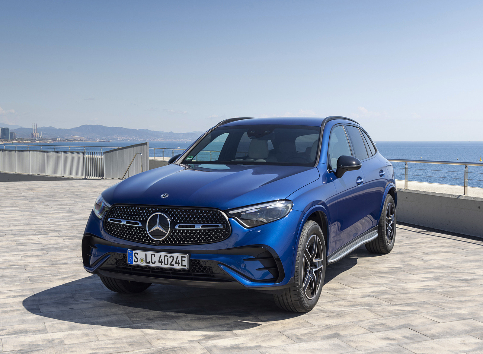 2023 Mercedes-Benz GLC 400e Plug-In Hybrid 4MATIC AMG Line (Color: Spectral Blue) Front Three-Quarter Wallpapers (10)