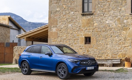 2023 Mercedes-Benz GLC 400e Plug-In Hybrid 4MATIC AMG Line (Color: Spectral Blue) Front Three-Quarter Wallpapers 450x275 (15)