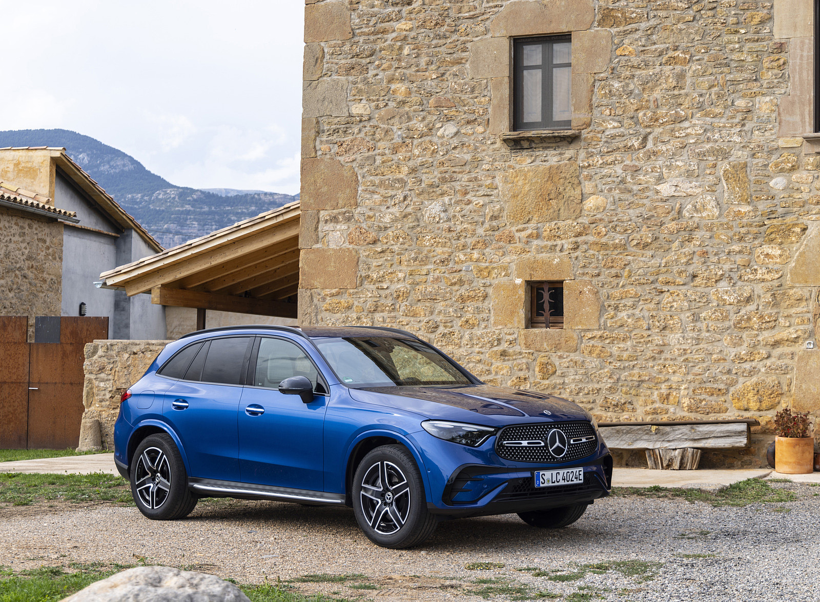 2023 Mercedes-Benz GLC 400e Plug-In Hybrid 4MATIC AMG Line (Color: Spectral Blue) Front Three-Quarter Wallpapers #15 of 61