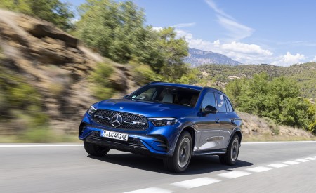 2023 Mercedes-Benz GLC 400e Plug-In Hybrid 4MATIC AMG Line (Color: Spectral Blue) Front Three-Quarter Wallpapers 450x275 (7)