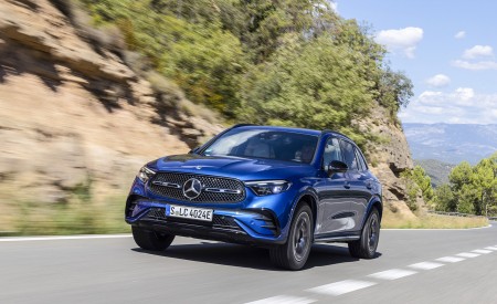 2023 Mercedes-Benz GLC 400e Plug-In Hybrid 4MATIC AMG Line (Color: Spectral Blue) Front Three-Quarter Wallpapers 450x275 (2)