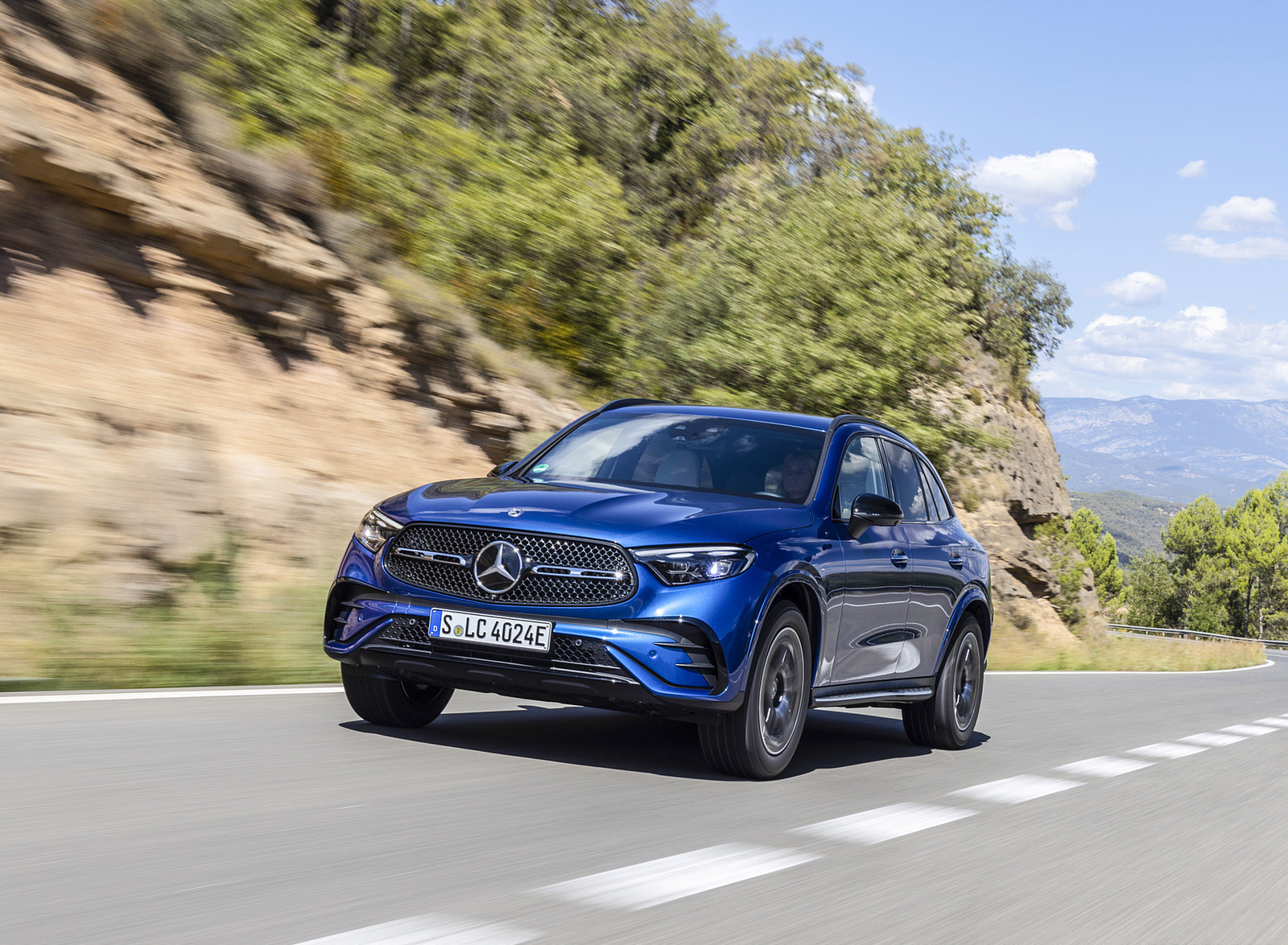 2023 Mercedes-Benz GLC 400e Plug-In Hybrid 4MATIC AMG Line (Color: Spectral Blue) Front Three-Quarter Wallpapers (2)