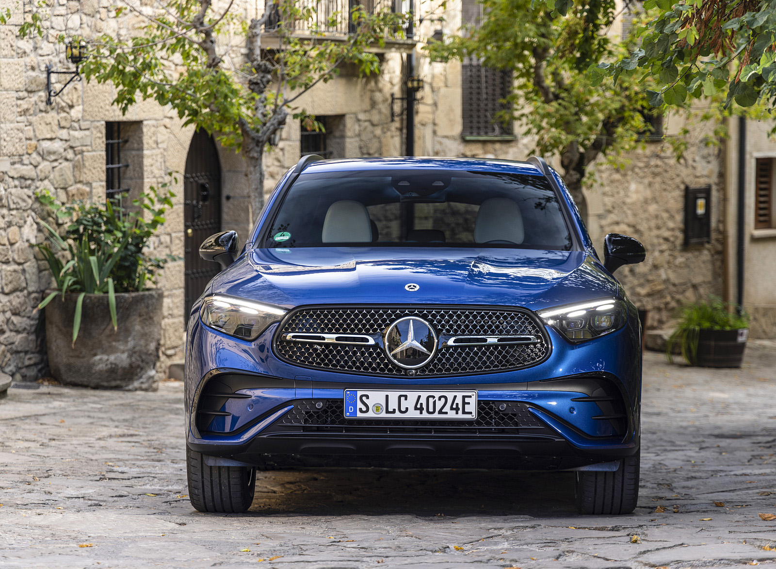 2023 Mercedes-Benz GLC 400e Plug-In Hybrid 4MATIC AMG Line (Color: Spectral Blue) Front Wallpapers #19 of 61