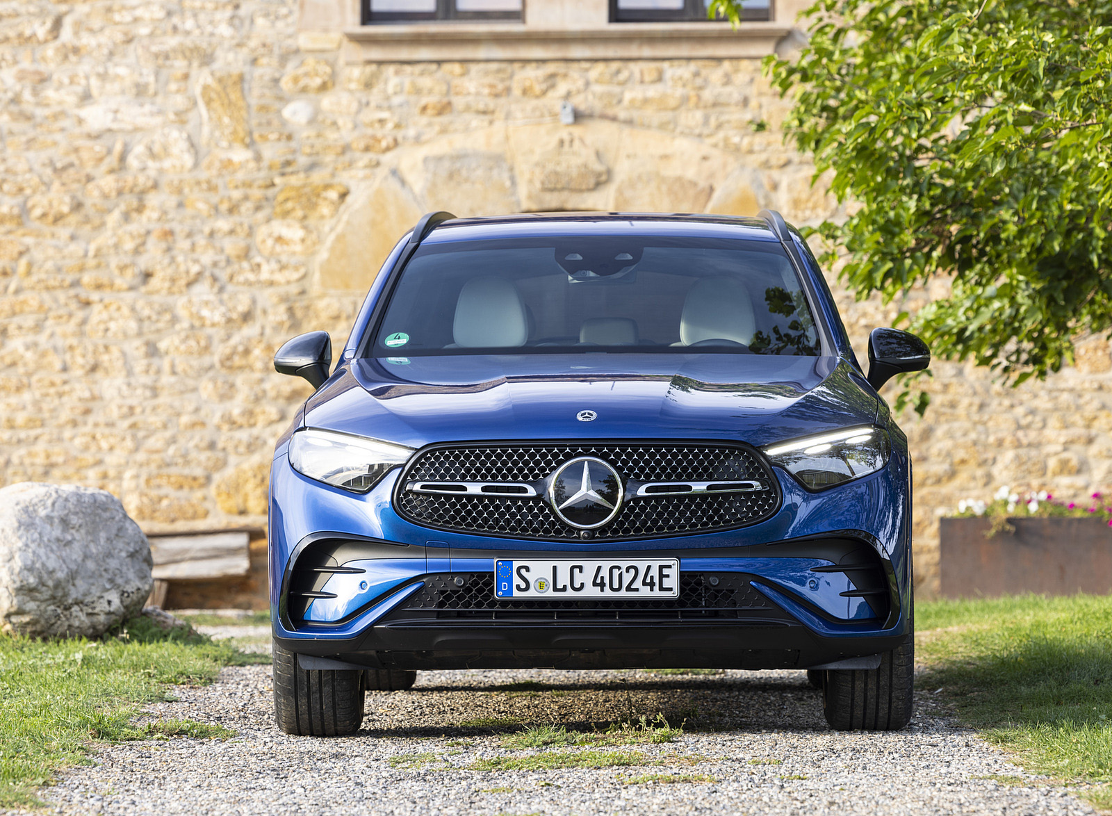 2023 Mercedes-Benz GLC 400e Plug-In Hybrid 4MATIC AMG Line (Color: Spectral Blue) Front Wallpapers #21 of 61
