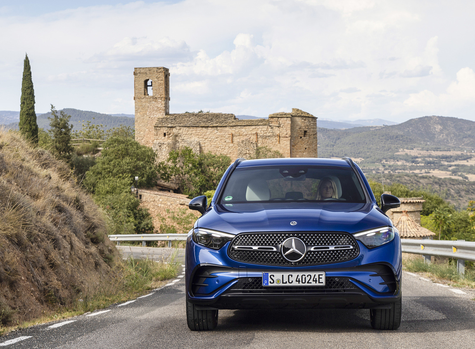 2023 Mercedes-Benz GLC 400e Plug-In Hybrid 4MATIC AMG Line (Color: Spectral Blue) Front Wallpapers (8)