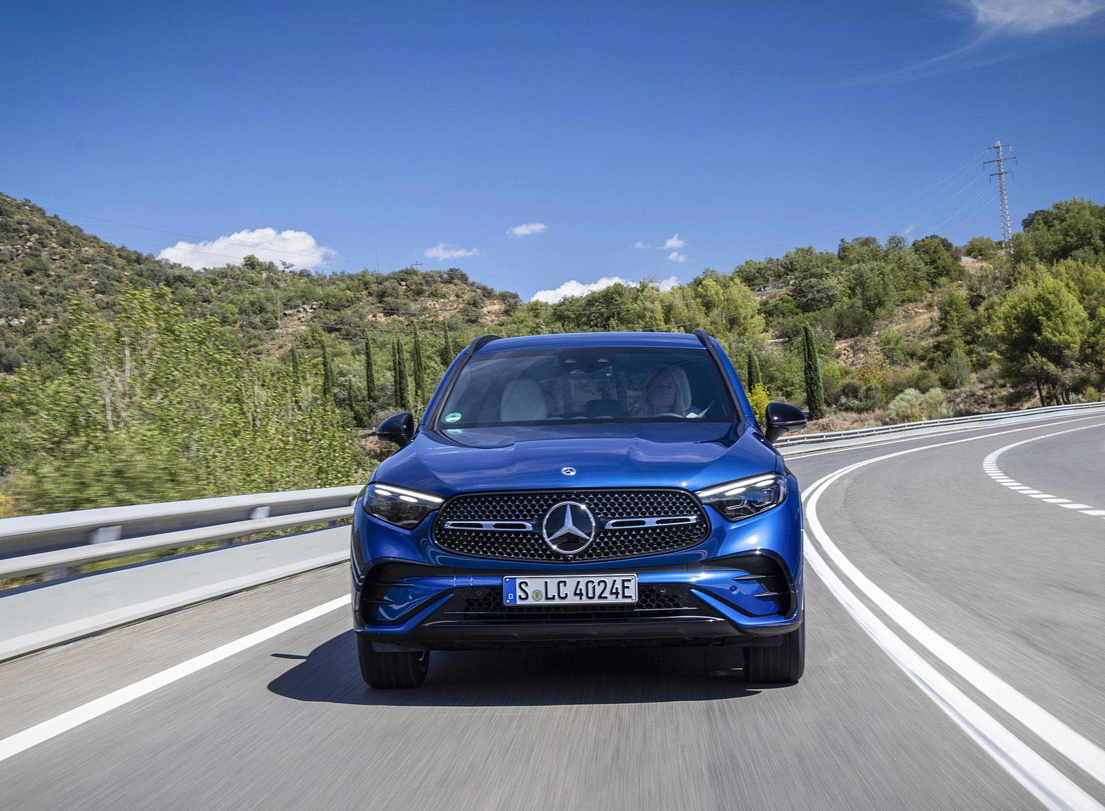 2023 Mercedes-Benz GLC 400e Plug-In Hybrid 4MATIC AMG Line (Color: Spectral Blue) Front Wallpapers (4)