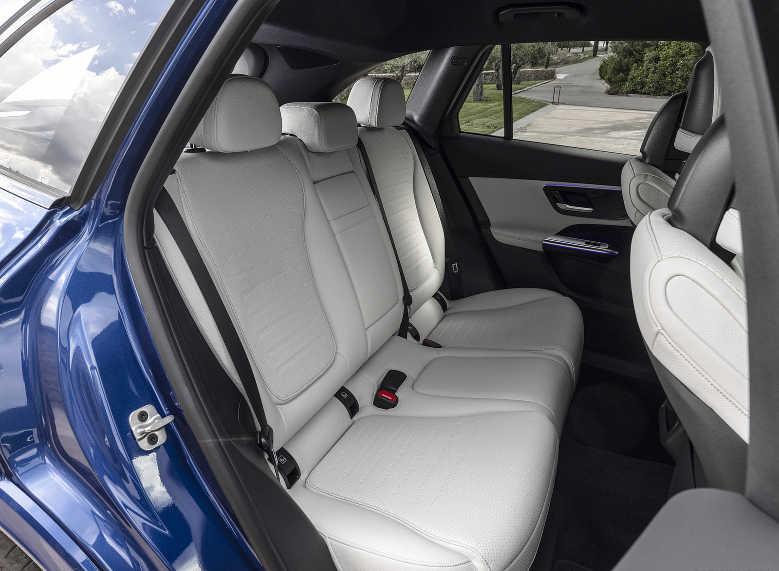 2023 Mercedes-Benz GLC 400e Plug-In Hybrid 4MATIC AMG Line (Color: Spectral Blue) Interior Rear Seats Wallpapers #40 of 61