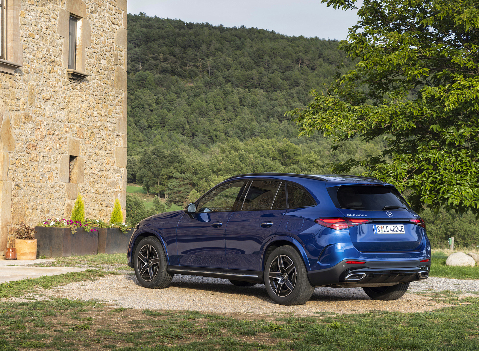 2023 Mercedes-Benz GLC 400e Plug-In Hybrid 4MATIC AMG Line (Color: Spectral Blue) Rear Three-Quarter Wallpapers #16 of 61