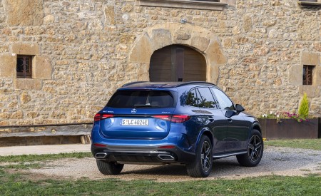 2023 Mercedes-Benz GLC 400e Plug-In Hybrid 4MATIC AMG Line (Color: Spectral Blue) Rear Three-Quarter Wallpapers 450x275 (17)
