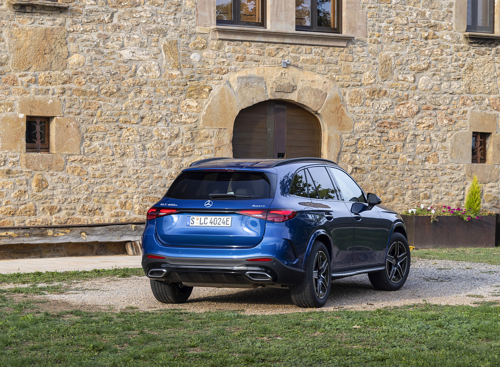 2023 Mercedes-Benz GLC 400e Plug-In Hybrid 4MATIC AMG Line (Color: Spectral Blue) Rear Three-Quarter Wallpapers #17 of 61