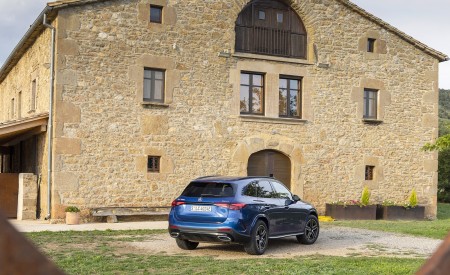 2023 Mercedes-Benz GLC 400e Plug-In Hybrid 4MATIC AMG Line (Color: Spectral Blue) Rear Three-Quarter Wallpapers 450x275 (18)