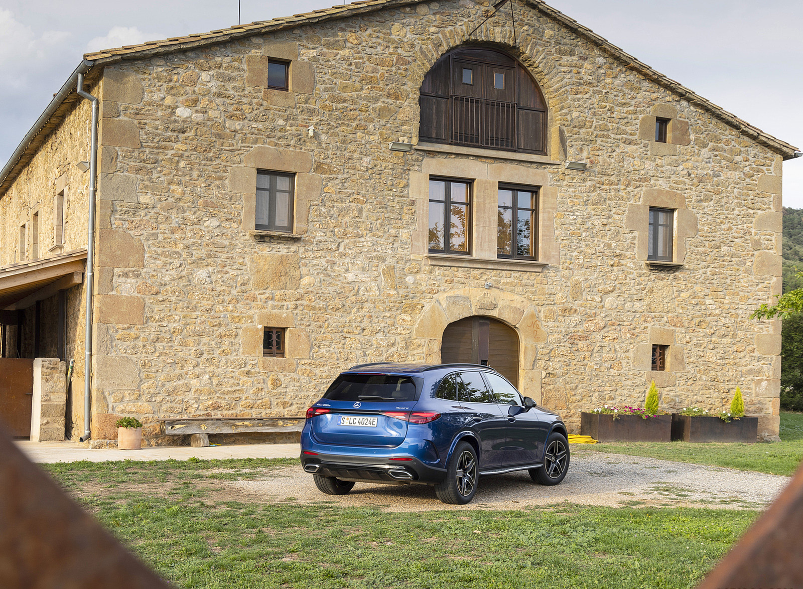 2023 Mercedes-Benz GLC 400e Plug-In Hybrid 4MATIC AMG Line (Color: Spectral Blue) Rear Three-Quarter Wallpapers #18 of 61