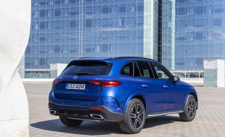 2023 Mercedes-Benz GLC 400e Plug-In Hybrid 4MATIC AMG Line (Color: Spectral Blue) Rear Three-Quarter Wallpapers 450x275 (13)