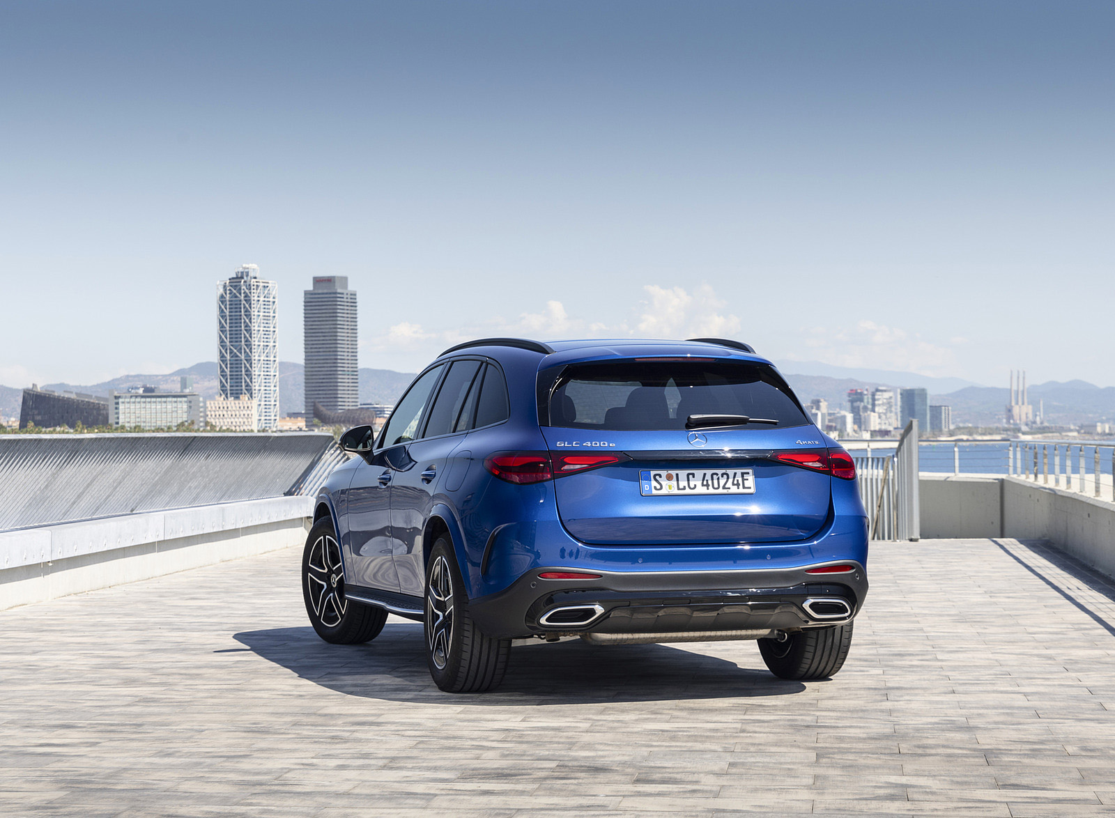 2023 Mercedes-Benz GLC 400e Plug-In Hybrid 4MATIC AMG Line (Color: Spectral Blue) Rear Three-Quarter Wallpapers #11 of 61