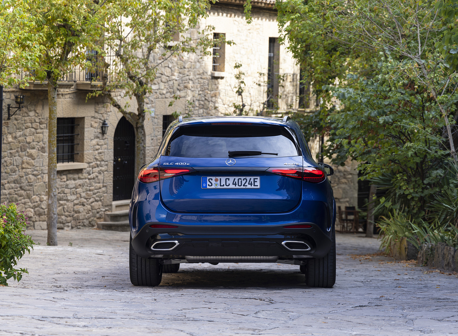 2023 Mercedes-Benz GLC 400e Plug-In Hybrid 4MATIC AMG Line (Color: Spectral Blue) Rear Wallpapers #20 of 61