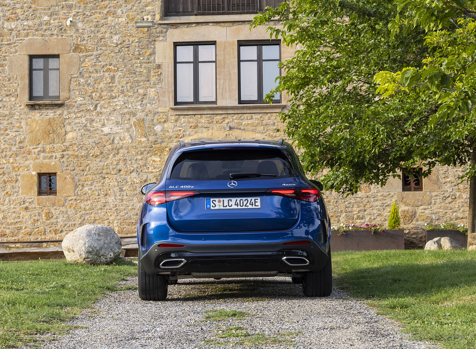 2023 Mercedes-Benz GLC 400e Plug-In Hybrid 4MATIC AMG Line (Color: Spectral Blue) Rear Wallpapers #22 of 61
