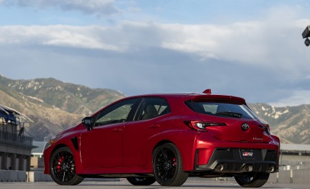 2023 Toyota GR Corolla Core (Color: Supersonic Red) Rear Three-Quarter Wallpapers 450x275 (48)