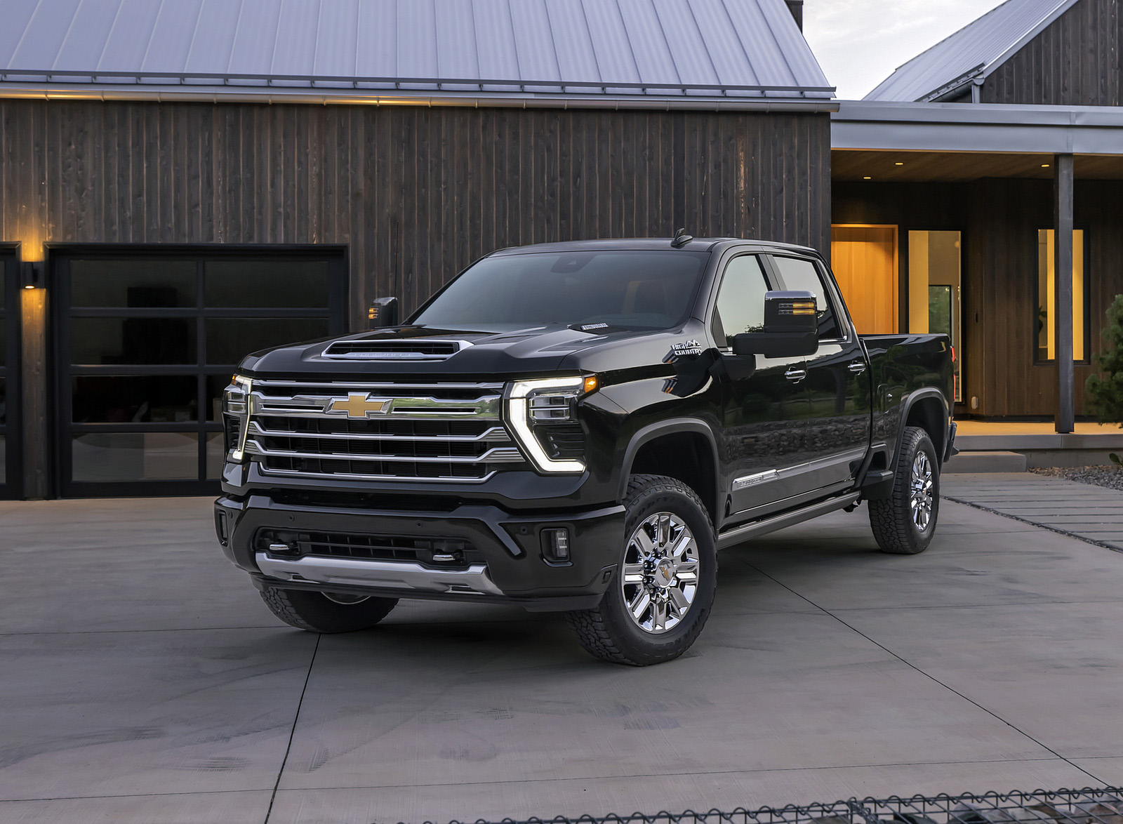 2024 Chevrolet Silverado 2500HD High Country Front Three-Quarter Wallpapers (1)