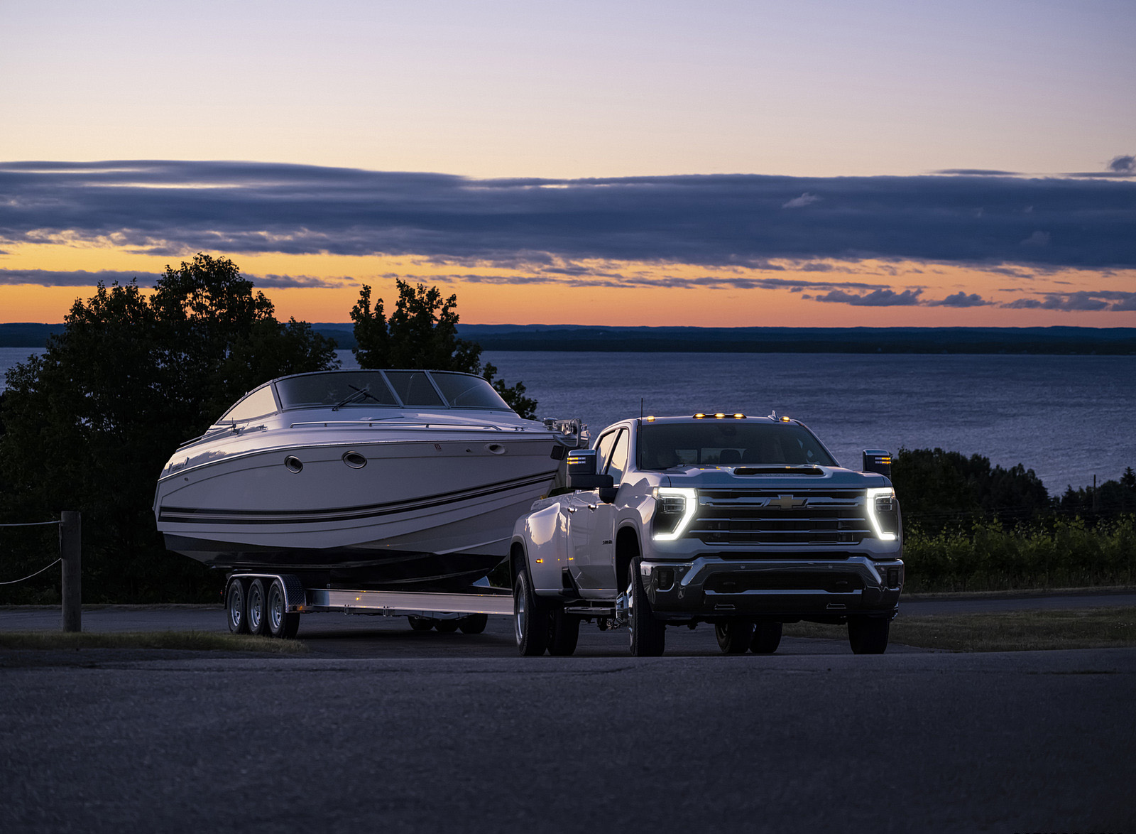 2024 Chevrolet Silverado HD 3500HD LTZ Dually Towing a Trailer Wallpapers #5 of 18