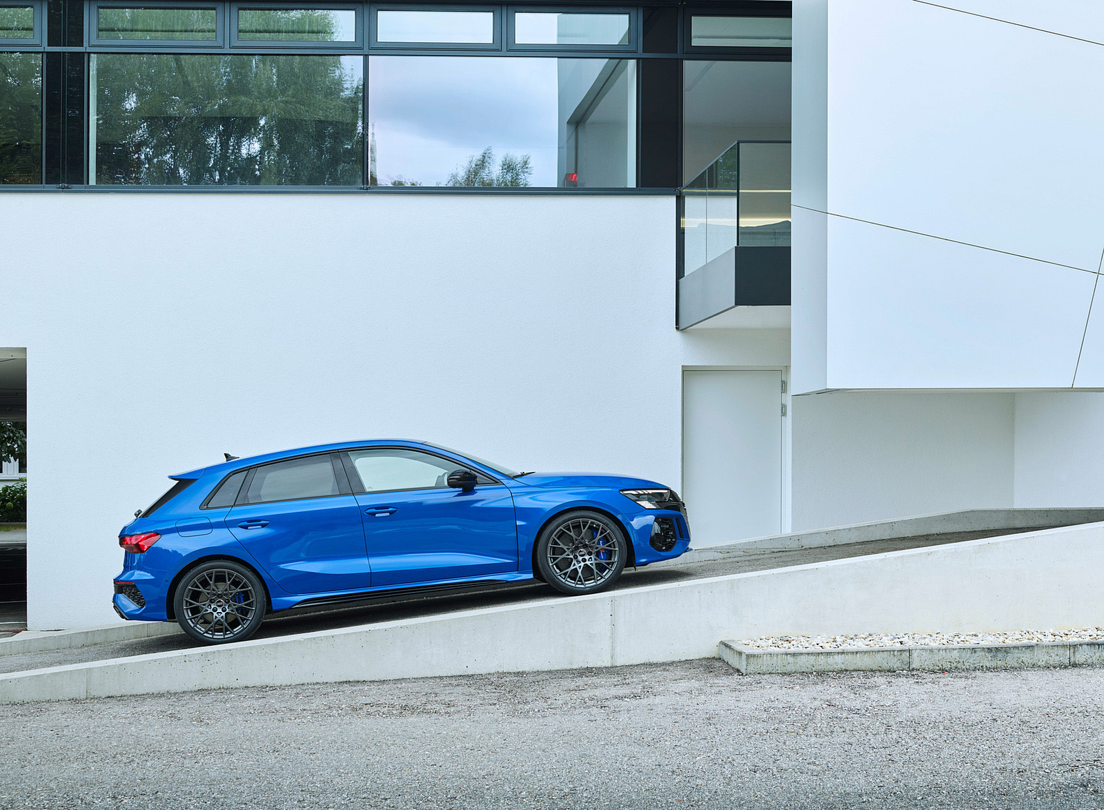 2023 Audi RS 3 Sportback Performance Edition (Color: Nogaro Blue Pearl Effect) Side Wallpapers #82 of 124