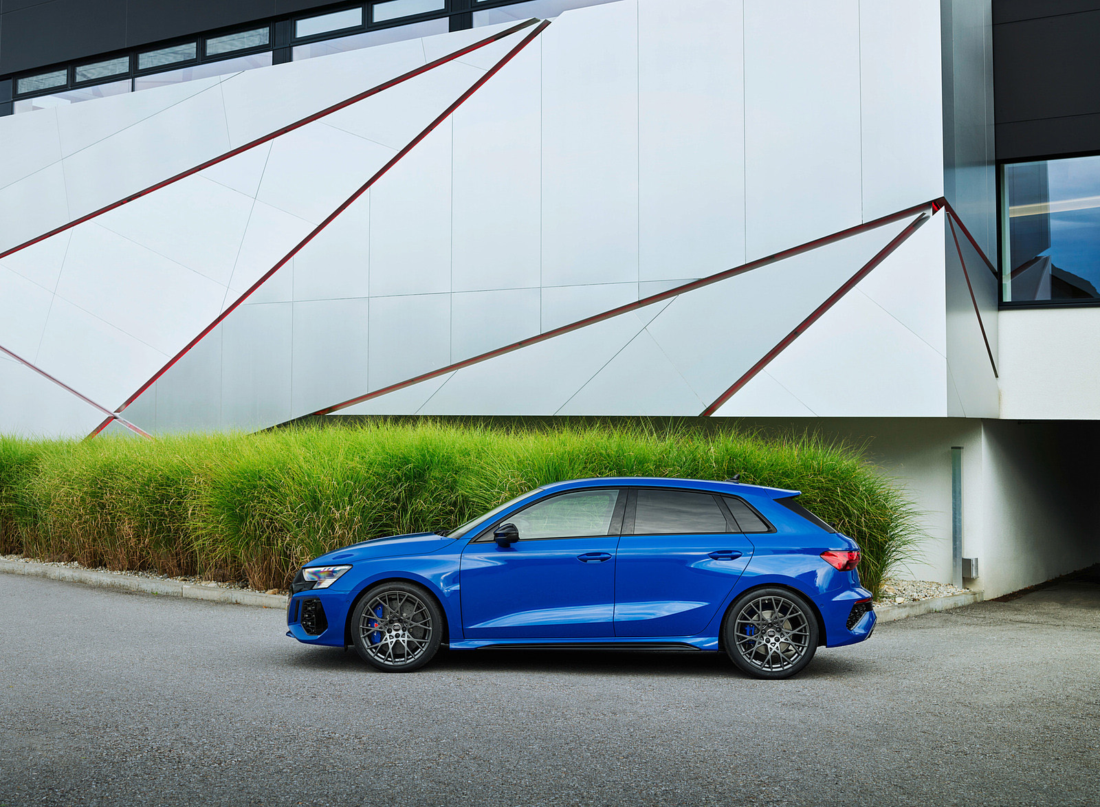 2023 Audi RS 3 Sportback Performance Edition (Color: Nogaro Blue Pearl Effect) Side Wallpapers #80 of 124