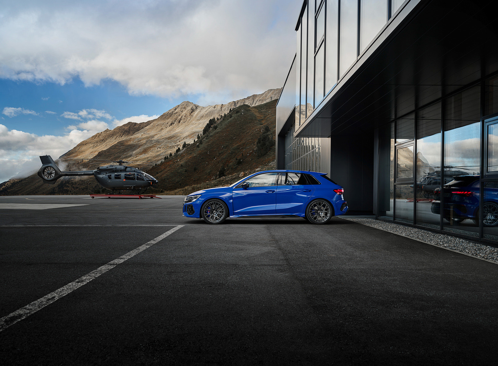 2023 Audi RS 3 Sportback Performance Edition (Color: Nogaro Blue Pearl Effect) Side Wallpapers #70 of 124