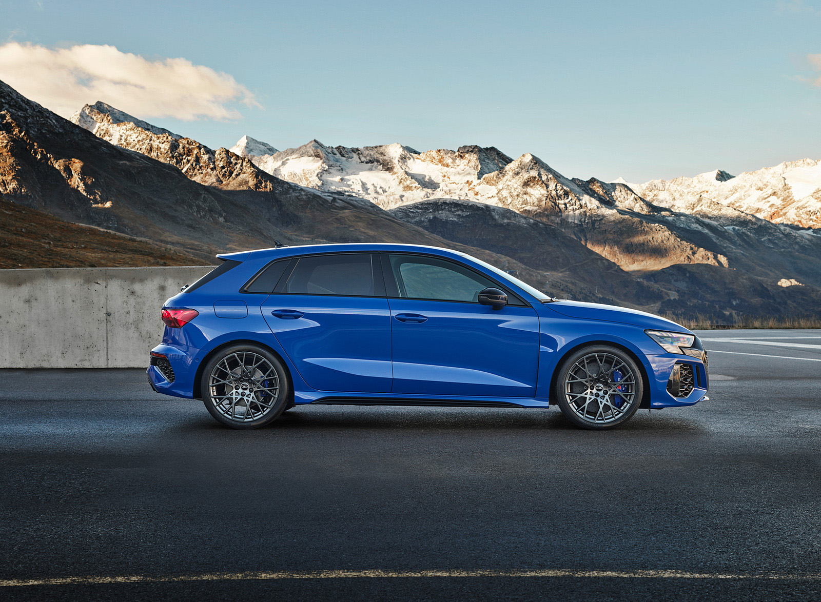 2023 Audi RS 3 Sportback Performance Edition (Color: Nogaro Blue Pearl Effect) Side Wallpapers #67 of 124