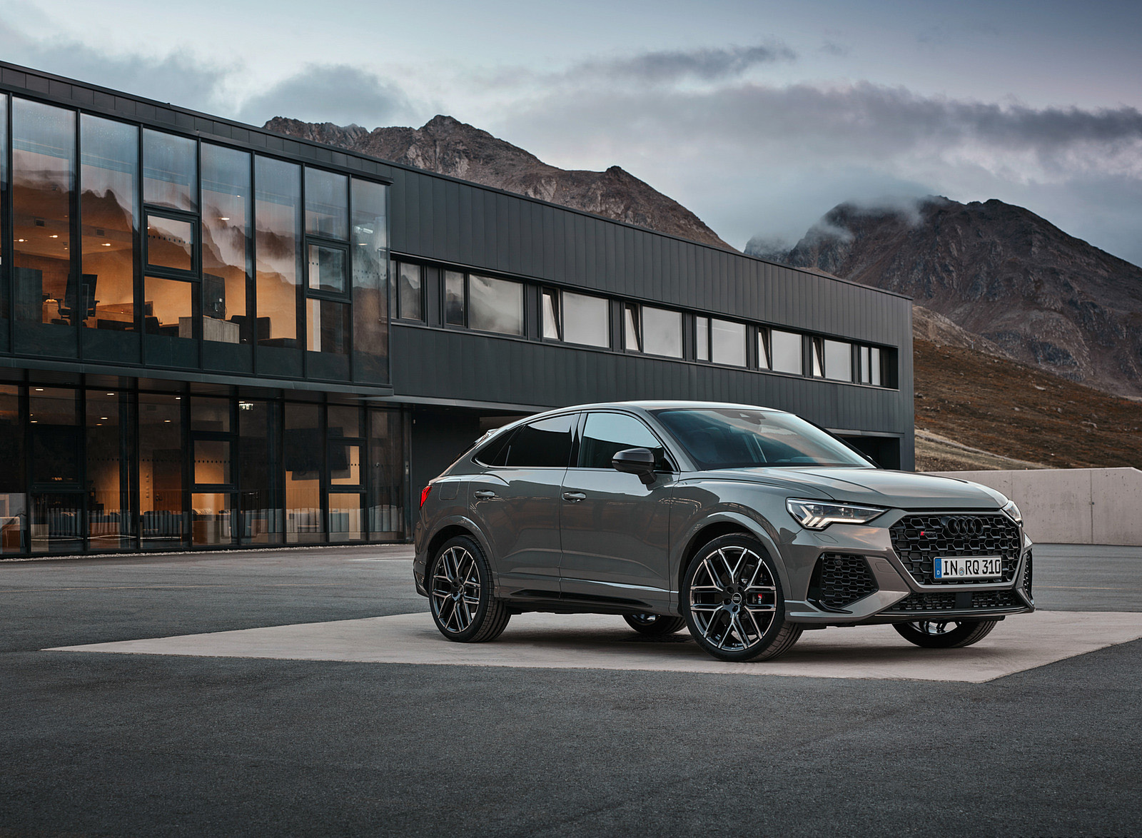 2023 Audi RS Q3 Sportback 10 Years Edition (Color: Chronos Grey Matallic) Front Three-Quarter Wallpapers #40 of 72