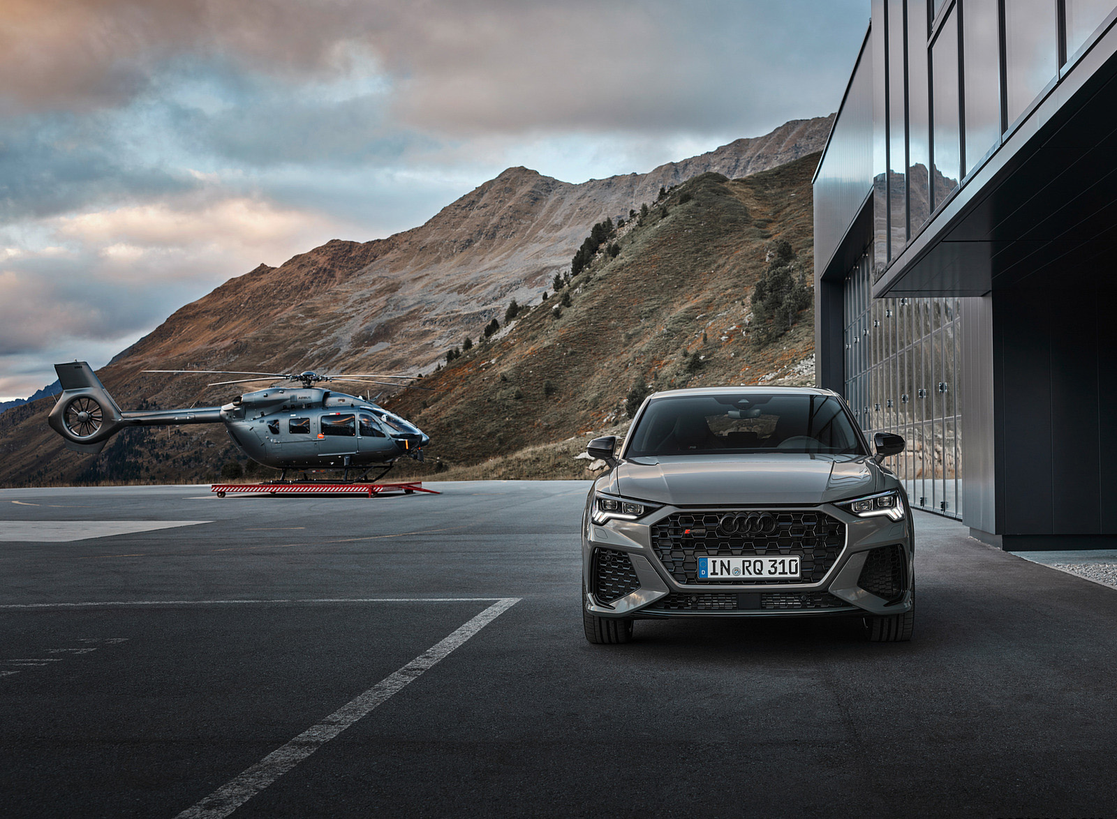 2023 Audi RS Q3 Sportback 10 Years Edition (Color: Chronos Grey Matallic) Front Wallpapers #36 of 72
