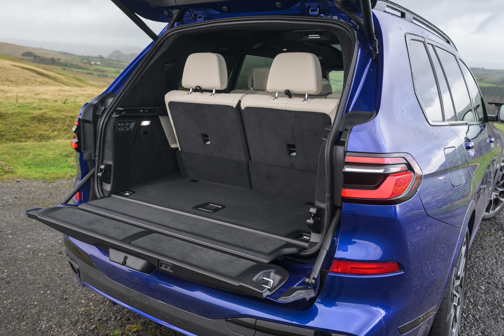 2023 BMW X7 M60i xDrive (UK-Spec) Trunk Wallpapers #16 of 18