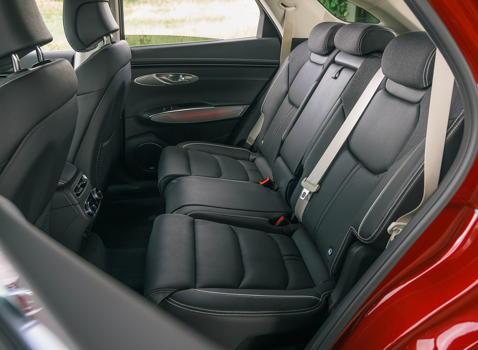 2023 Genesis Electrified GV70 (UK-Spec) Interior Rear Seats Wallpapers #103 of 106
