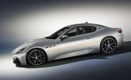 2023 Maserati GranTurismo Modena Side Wallpapers 450x275 (4)