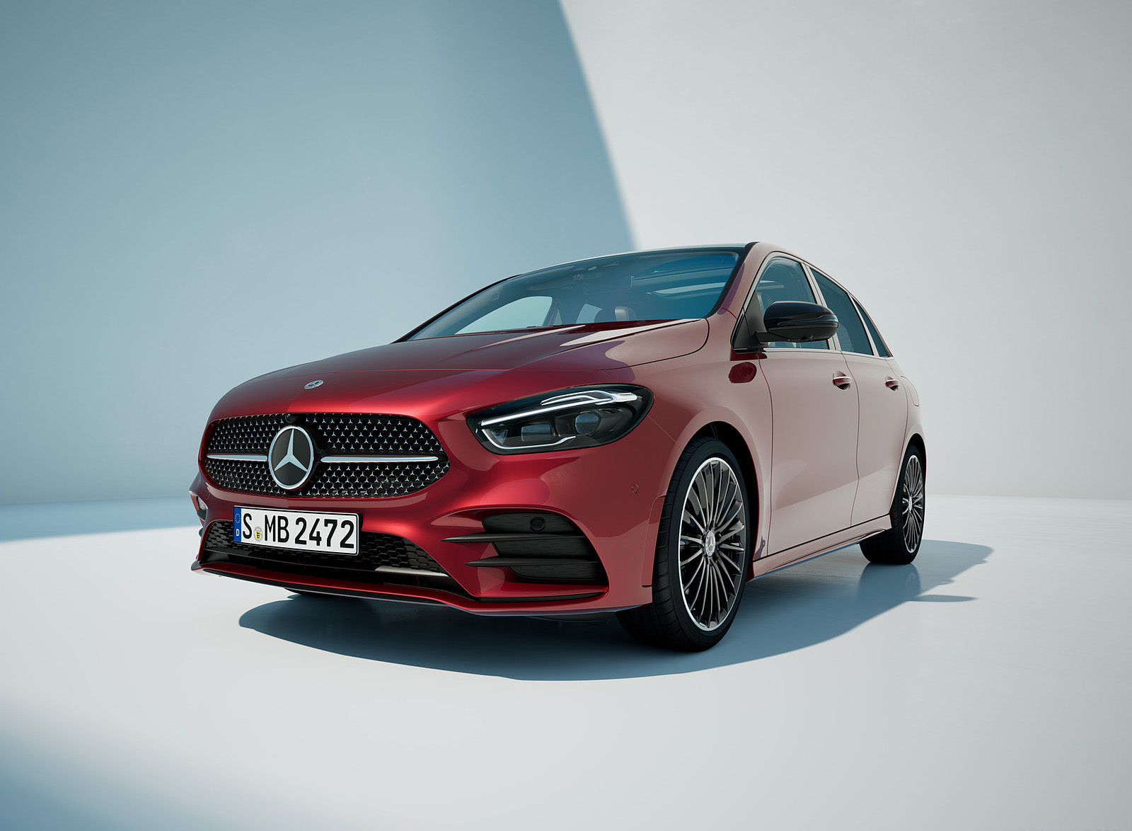 2023 Mercedes-Benz B-Class B 250 e (Color: Patagonia Red MANUFAKTUR) Front Wallpapers (1)