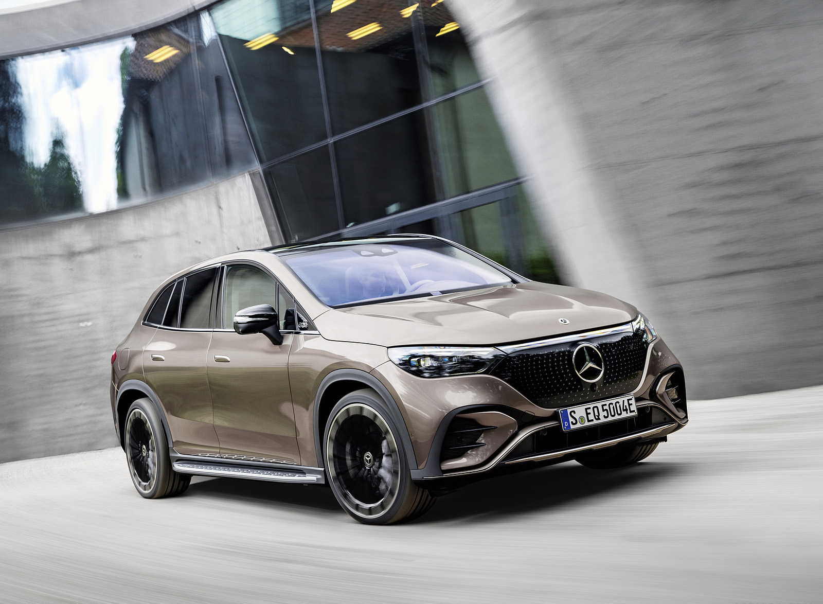 2023 Mercedes-Benz EQE SUV AMG Line Night Package (Color: Velvet Brown Metallic) Front Three-Quarter Wallpapers #17 of 52