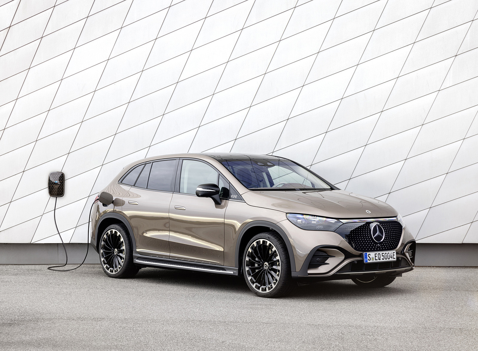 2023 Mercedes-Benz EQE SUV AMG Line Night Package (Color: Velvet Brown Metallic) Front Three-Quarter Wallpapers #19 of 52